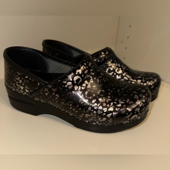 Dansko Professional Slip Resistant Gray/Black Clog Women's Size 36 Cheetah Print - Picture 3 of 11
